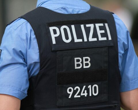 Polizisten im Einsatz nach Gewalttat in Weimarer Gaststätte, Festnahme eines 31-Jährigen.