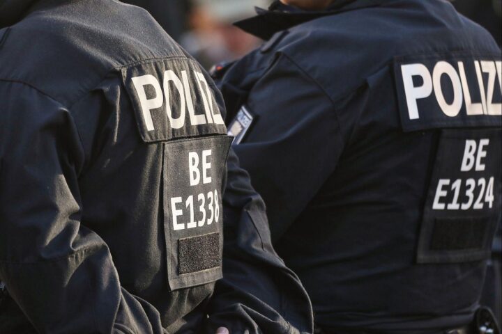 Polizei nimmt mutmaßlichen Kupferdieb in Bremerhaven fest, entdeckt aufgebrochene Wohnung.