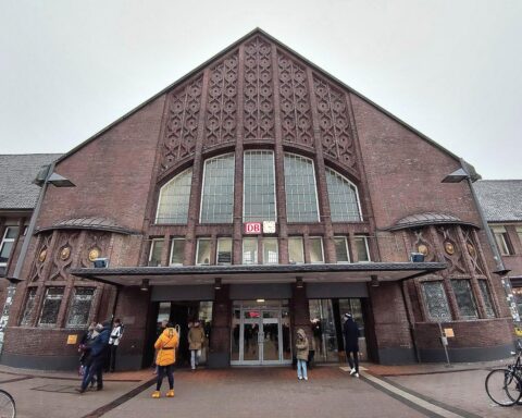 Oldenburg Bahnhofsvorplatz: Polizei, aggressive Auseinandersetzung, Pfefferspray, Verletzte, Alkohol am Steuer.