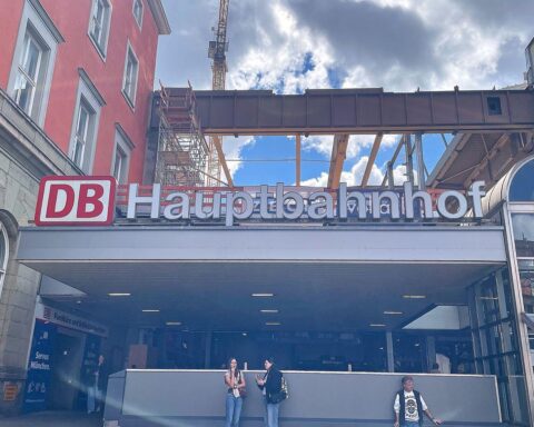 Ein ICE am Münchner Hauptbahnhof mit Polizei, Gleissperrung und gestörtem Bahnbetrieb.