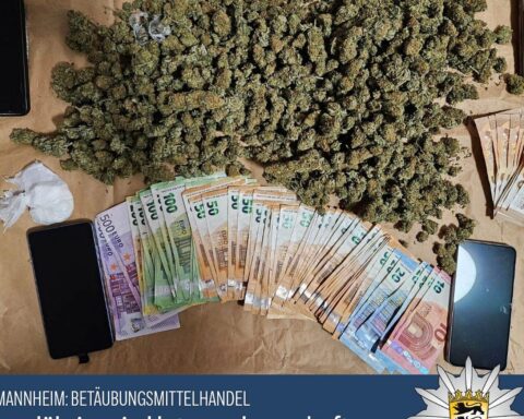 Beweismittel wie Drogen und Bargeld; Haftbefehl gegen 34-jährigen Drogenhändler aus Tunesien.