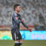 Mario Götze in Aktion mit Eintracht Frankfurt-Logo, Vertragverlängerung und Teamgeist symbolisierend.