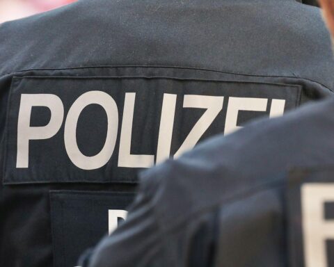 Rivalisierende Fußballfans in Auseinandersetzung, Polizei mit Großaufgebot zur Identitätsfeststellung.