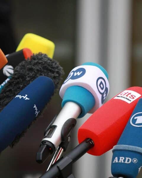 Mikrofone von Journalisten, Symbol für den Appell zur Regulierung der KI-Nutzung im Medienbereich.