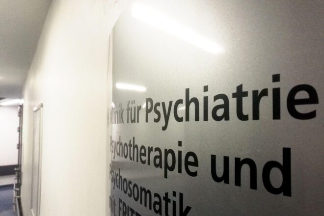 Mehr Minderjährige wegen psychischen Erkrankungen in Kliniken