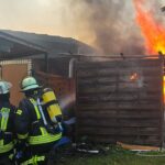Dramatische Brandbekämpfung in Celle, Feuerwehr löscht brennende Lauben, Hühner gerettet.