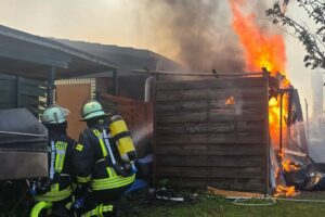 Dramatische Brandbekämpfung in Celle, Feuerwehr löscht brennende Lauben, Hühner gerettet.