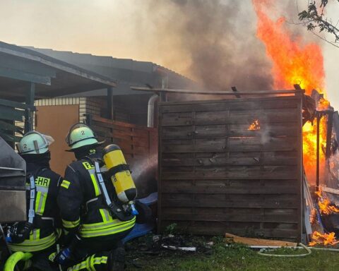 Dramatische Brandbekämpfung in Celle, Feuerwehr löscht brennende Lauben, Hühner gerettet.