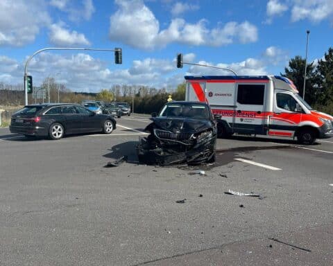 Verkehrsunfall auf Bundesstraße 189: beschädigte Fahrzeuge und Rettungseinsätze sichtbar.