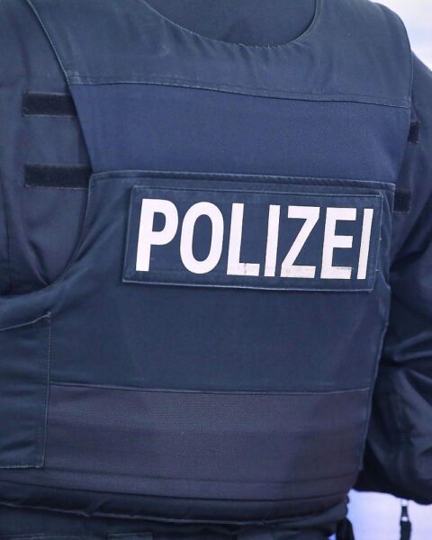 Verkehrsunfall mit verletztem Autofahrer, Polizei im Einsatz, Mercedes und VW Polo betroffen.