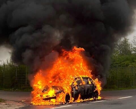 Brennender Mercedes auf Autobahn, Feuerwehr löscht, Fahrer blieb unverletzt.