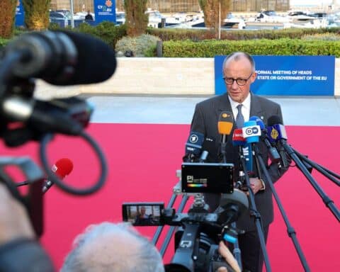 Bundeskanzler Merz bei EU-Gipfel in Zypern, begrüßt Ukraine-Darlehen und thematisiert aktuelle Herausforderungen.