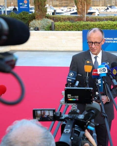 Bundeskanzler Merz bei EU-Gipfel in Zypern, begrüßt Ukraine-Darlehen und thematisiert aktuelle Herausforderungen.