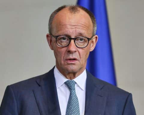 Friedrich Merz diskutiert Waffenruhe und diplomatische Lösungen zur Sicherheit im Iran.