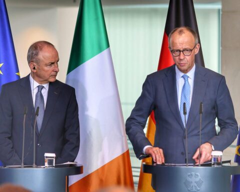 Friedrich Merz und Micheál Martin diskutieren EU-Finanzrahmen und Wettbewerbsfähigkeit in Berlin.