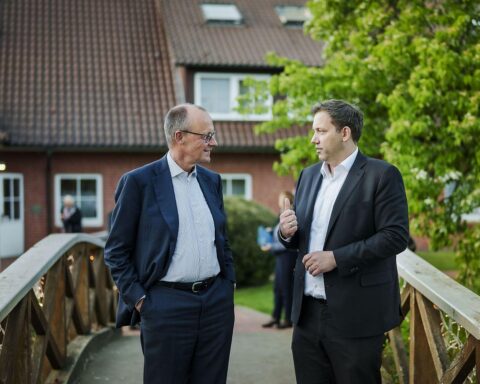 Friedrich Merz und Lars Klingbeil beim harmonischen Abendessen in Walsrode diskutieren Koalitionsfragen.