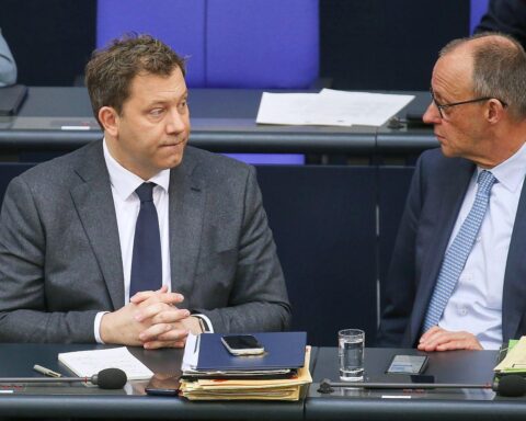 Friedrich Merz diskutiert Steuerreform, Reichensteuererhöhung und Rentenreform mit Lars Klingbeil.