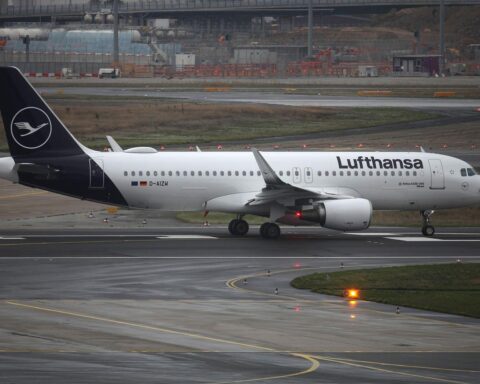 Lufthansa-Maschine im Flug, symbolisiert Wachstum und Herausforderungen in der Luftfahrtbranche.