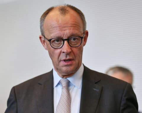 Friedrich Merz bei Pressekonferenz, verurteilt Gewalt und diskutiert politische Polarisierung in Deutschland.