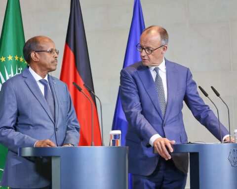 Friedrich Merz und Mahmoud Ali Youssouf diskutieren Freihandel zwischen Europa und Afrika.