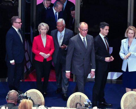 Bundeskanzler Merz diskutiert Kürzungen im EU-Haushalt beim Treffen in Zypern.