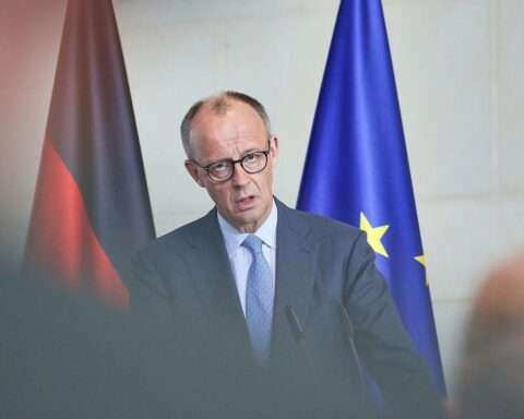 Friedrich Merz diskutiert steuerfreie Entlastungsprämie für Arbeitgeber und Arbeitnehmer in Berlin.