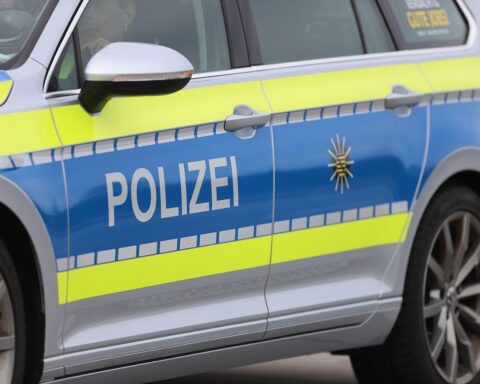 Ein Polizeiauto vor einem Apartment, Symbol für gewalttätigen Vorfall und Ermittlungen.