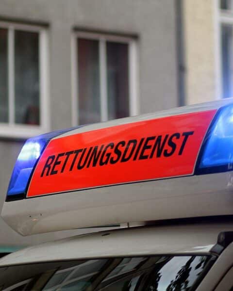 Umgestürzter Baum, Rettungsdienst, Ostereier, Trauer, Unfallort in Satrup, Flensburg.