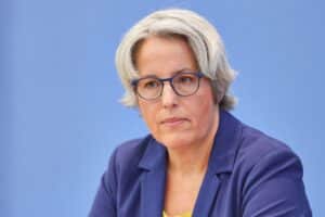 Kerstin Claus im Fokus einer Pressekonferenz: Alarmierende Statistiken zu Kindesmissbrauch und Jugendpornografie.