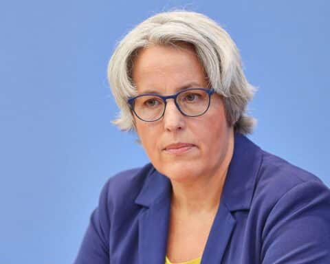 Kerstin Claus im Fokus einer Pressekonferenz: Alarmierende Statistiken zu Kindesmissbrauch und Jugendpornografie.