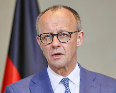 Friedrich Merz trifft europäische Regierungschefs in Paris zur Diskussion über die Straße von Hormus.