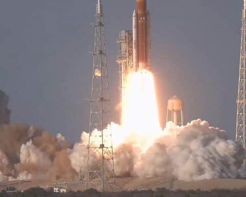 Start der Orion-Kapsel mit Astronauten zur Artemis 2-Mission Richtung Mond. Historisches Ereignis!