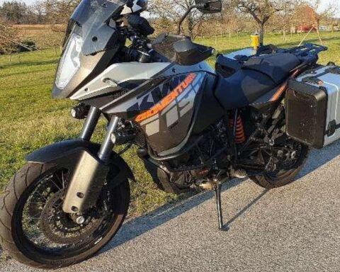 Ein gestohlenes Motorrad, KTM 1190 Adventure, dunkel mit orangefarbener Beschriftung, gesucht.