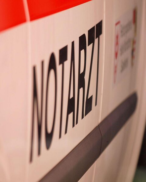 Ein schwerer Verkehrsunfall mit Motorradfahrer und Pkw auf Bundesstraße 55, Notarzt im Einsatz.