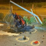 Motorradfahrer verunglückt schwer, prallt gegen Ampelanlage, Trümmerteile verteilt, Kreuzung gesperrt.