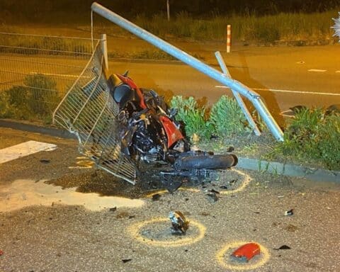 Motorradfahrer verunglückt schwer, prallt gegen Ampelanlage, Trümmerteile verteilt, Kreuzung gesperrt.
