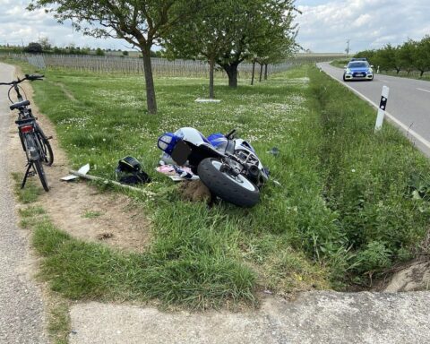Motorradunfall auf Straße, Pedelec und Motorradfahrer betroffen, Polizei sucht Zeugen.