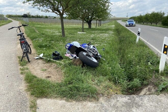 Motorradfahrer übersieht Pedelec bei Überholmanöver auf L454 bei Laumersheim