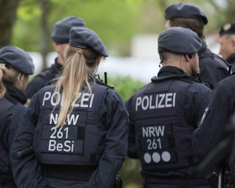 Unfallstelle mit Polizei, Motorrad und Auto, während Sanierungsarbeiten am Straßenrand stattfinden.