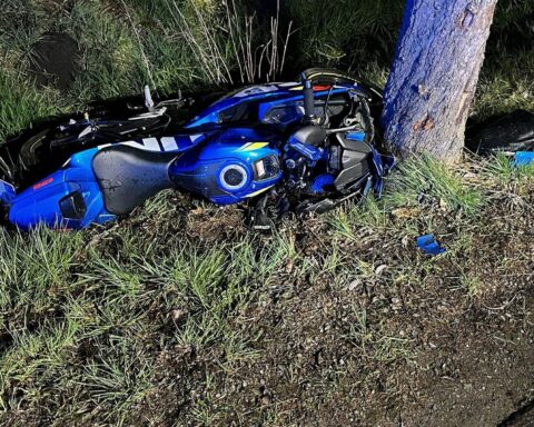 Verunglücktes Motorrad auf der Straße, möglicherweise mit Wildwechsel-Warnzeichen im Hintergrund.