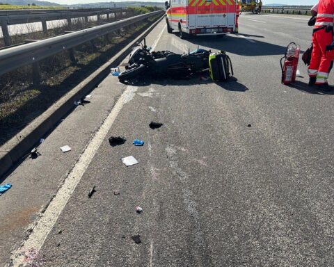 Motorradunfall auf BAB 6: Vollsperrung, Rettungshubschrauber, Polizei und Stau.