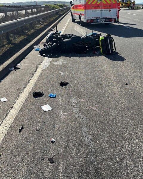 Motorradunfall auf BAB 6: Vollsperrung, Rettungshubschrauber, Polizei und Stau.