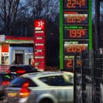 Tankstelle mit spritsparenden Autofahrern, Symbol für Kerosin- und Energieknappheit in Deutschland.