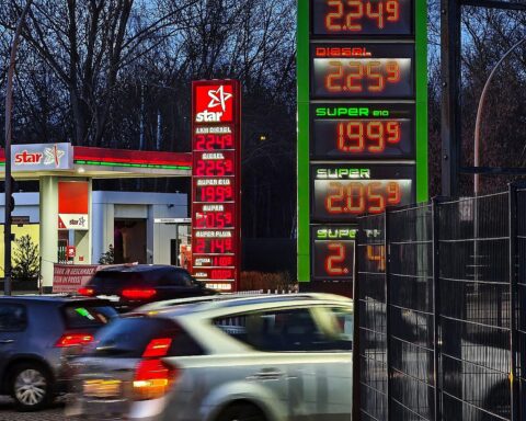 Tankstelle mit spritsparenden Autofahrern, Symbol für Kerosin- und Energieknappheit in Deutschland.