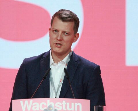Henning Höne, überzeugt beim Landesparteitag, strebt Bundesvorsitz der FDP an.