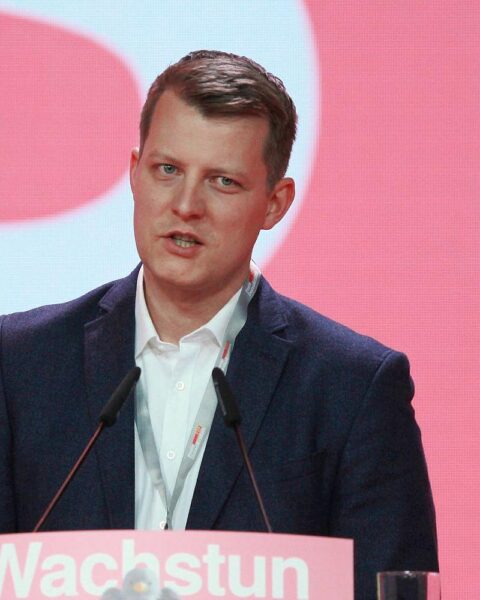 Henning Höne, überzeugt beim Landesparteitag, strebt Bundesvorsitz der FDP an.