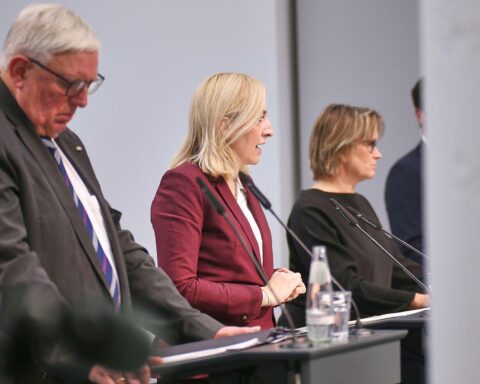 Laumann und Warken diskutieren Gesundheitsreform; kritische Stellungnahme zur GKV und Beitragspflichten.