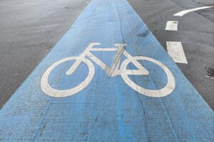 Fahrradfahrer auf sicherem Weg mit Anzeichen für Ausbau des Radverkehrs in Nordrhein-Westfalen.