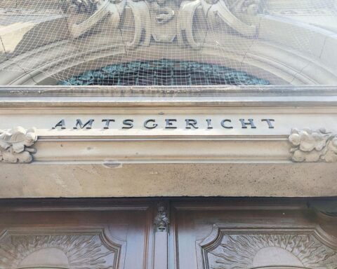 Ein Justizgebäude mit Bürgern, die rechtliche Unterstützung zu Nachlassfragen suchen.