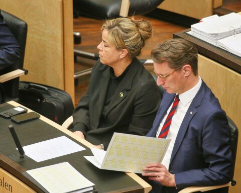 Mona Neubaur und Hendrik Wüst präsentieren Gesetzentwurf zur Tarifentgeltsicherung in Düsseldorf.